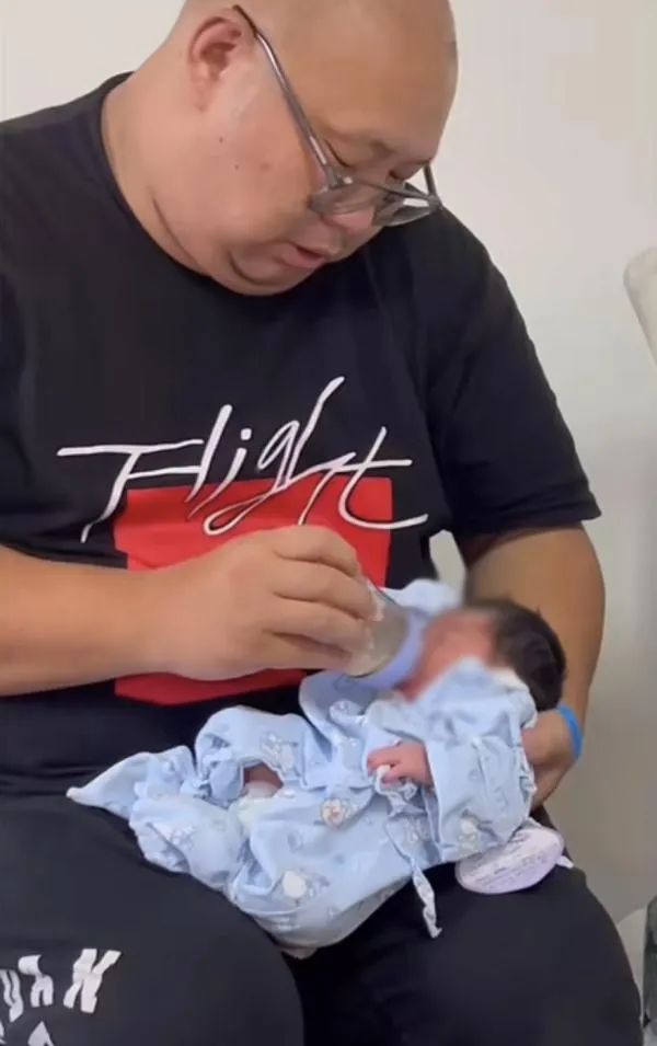 还记得这位胖哥吗？女儿离世后，他把善款都退了