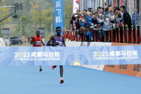 成都马拉松男、女冠军均破赛会纪录