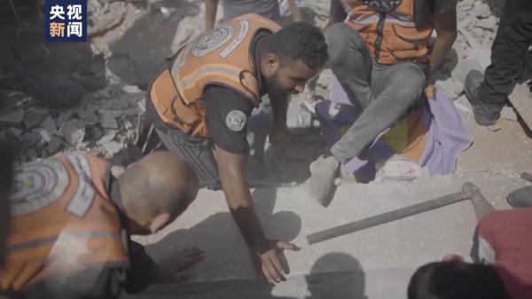加沙地带连续遭遇空袭 救援工作困难重重