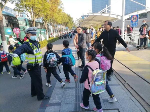 这个月底就退休，你会怎么做？他是这样做的