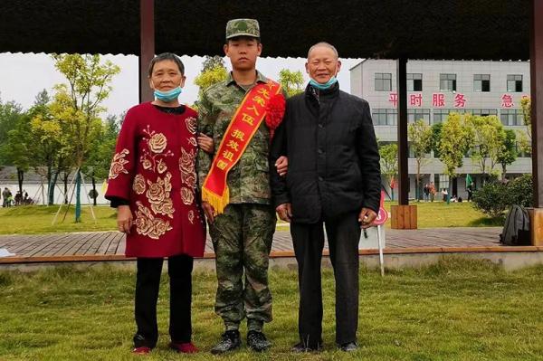 这个列兵,提前晋升中士! 这个列兵,提前晋升中士!