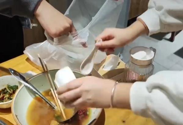 大学生被餐厅收1元餐具费，付款后直接带走合理吗？律师分析