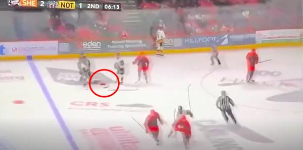 突发!运动员在比赛中被冰刀割喉… 突发!运动员在比赛中被冰刀割喉…