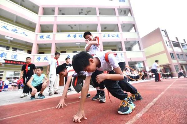 课间十分钟“消失”，不让出教室、只能在厕所里聊天……孩子为何被“圈养”了？
