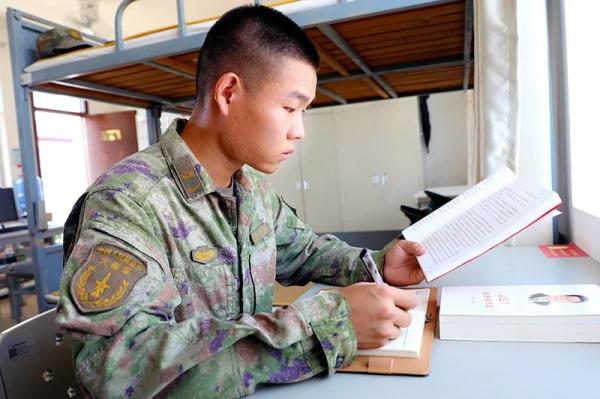 这个列兵,提前晋升中士! 这个列兵,提前晋升中士!