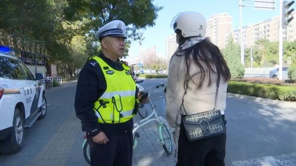 电动车与出租车未发生接触 却发生事故导致骑行人受伤…… | 鸿胜说交通 电动车与出租车未发生接触 却发生事故导致骑行人受伤…… | 鸿胜说交通