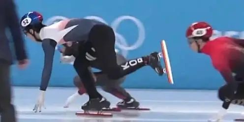 突发!运动员在比赛中被冰刀割喉… 突发!运动员在比赛中被冰刀割喉…