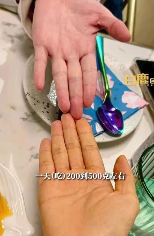 被染色了?连吃三个月胡萝卜,一女子变成“小黄人” 被染色了?连吃三个月胡萝卜,一女子变成“小黄人”