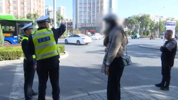 电动车与出租车未发生接触 却发生事故导致骑行人受伤…… | 鸿胜说交通 电动车与出租车未发生接触 却发生事故导致骑行人受伤…… | 鸿胜说交通