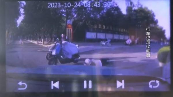 电动车与出租车未发生接触 却发生事故导致骑行人受伤…… | 鸿胜说交通 电动车与出租车未发生接触 却发生事故导致骑行人受伤…… | 鸿胜说交通