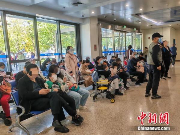 多地门急诊爆满！专家紧急提醒：年纪越小，风险越大