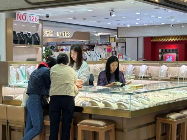 年轻消费者爱上珍珠 个性化定制化饰品“吃香”