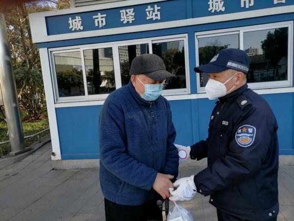 这个月底就退休，你会怎么做？他是这样做的