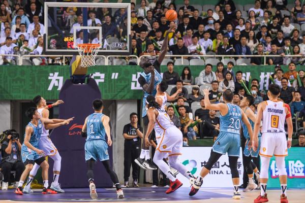 CBA常规赛 | 南京头排苏酒不敌深圳马可波罗