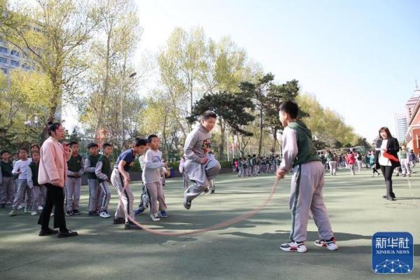 除了上厕所不能随意活动？——部分中小学生课间10分钟被约束现象调查