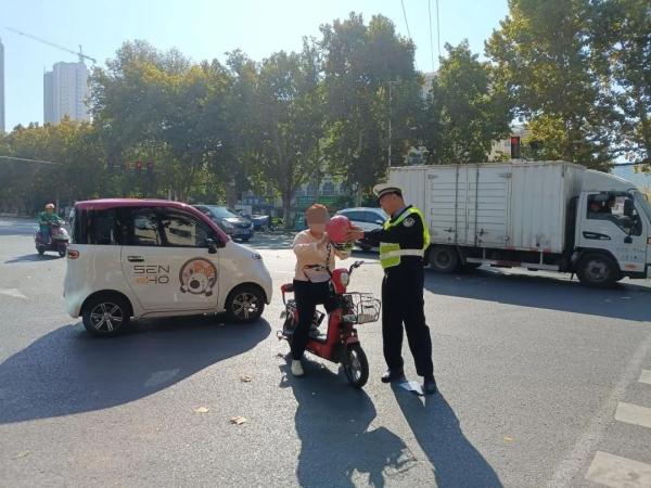 漯河交警持续整治非机动车不文明交通违法行为