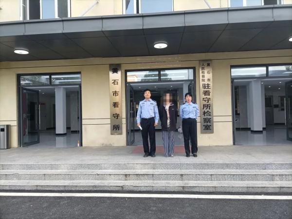 男子输钱后上演“自爆式”求助...网友：这把“同归于尽”局？