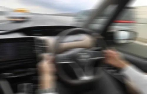 男子醉驾撞护栏，本想赖给朋友，被拆穿~