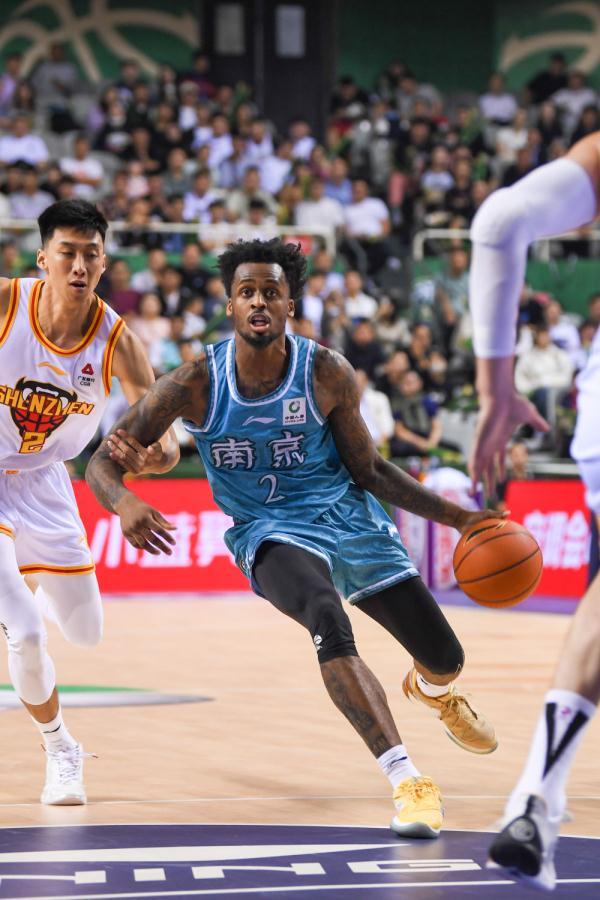 CBA常规赛 | 南京头排苏酒不敌深圳马可波罗