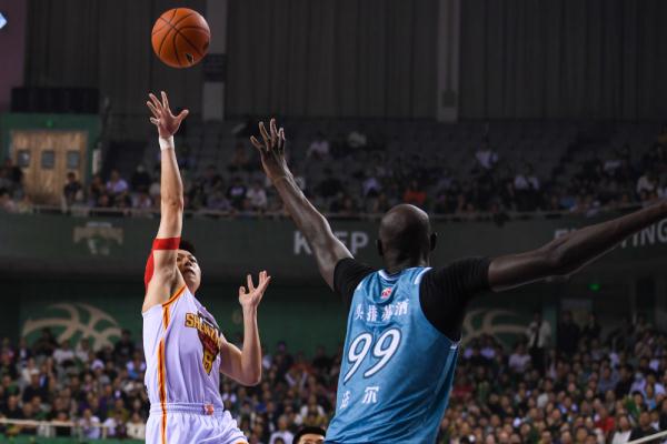 CBA常规赛 | 南京头排苏酒不敌深圳马可波罗