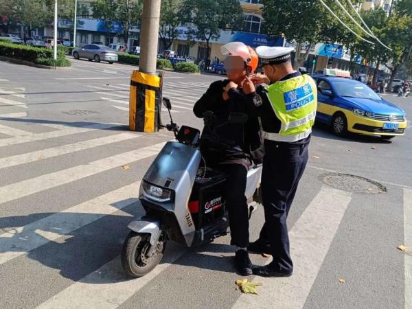 漯河交警持续整治非机动车不文明交通违法行为