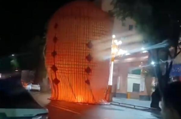 “天灯”变“祸根”！巨型孔明灯掉落街头起火燃烧