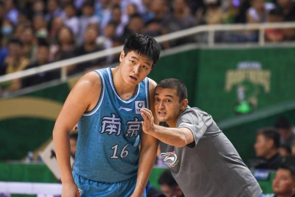 CBA常规赛 | 南京头排苏酒不敌深圳马可波罗