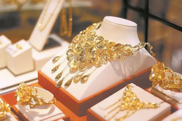 部分“一口价”黄金饰品隐瞒克重？ 商家：想称重先交钱