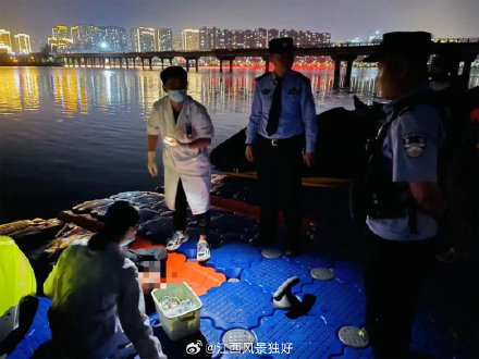 “救上来了！救上来了！”