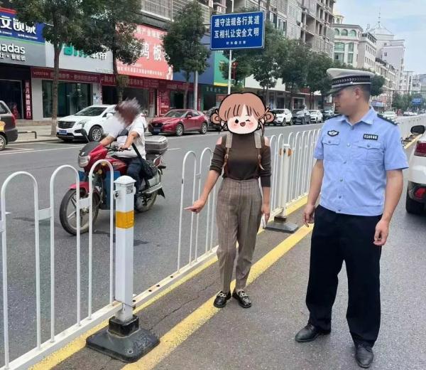 为横穿马路,一女子竟然对隔离护栏下手了…… 为横穿马路,一女子竟然对隔离护栏下手了……