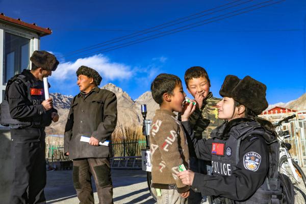 寻回丢失财物247件,收获锦旗27面,他们在冰峰雪岭间绘就平安画卷 寻回丢失财物247件,收获锦旗27面,他们在冰峰雪岭间绘就平安画卷
