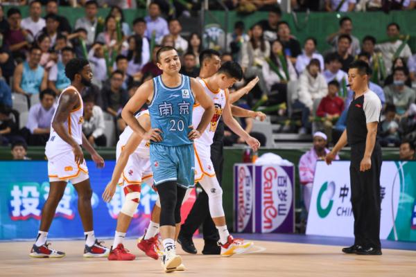 CBA常规赛 | 南京头排苏酒不敌深圳马可波罗