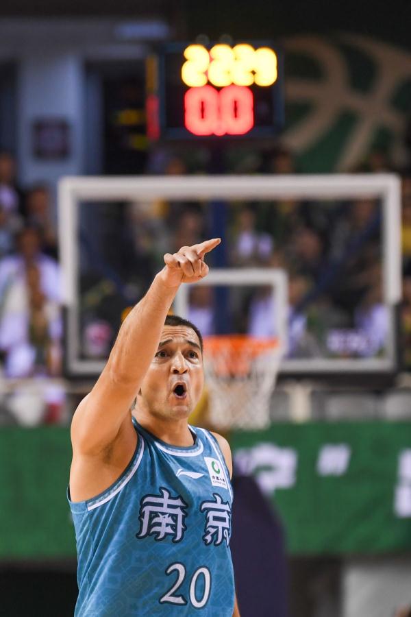 CBA常规赛 | 南京头排苏酒不敌深圳马可波罗