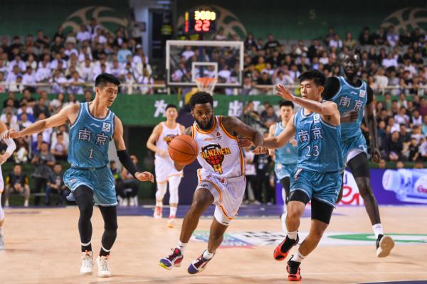 CBA常规赛 | 南京头排苏酒不敌深圳马可波罗