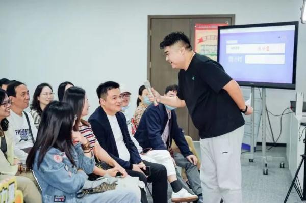 喜剧人大赛爆梗不断，让观众沉浸欢笑！