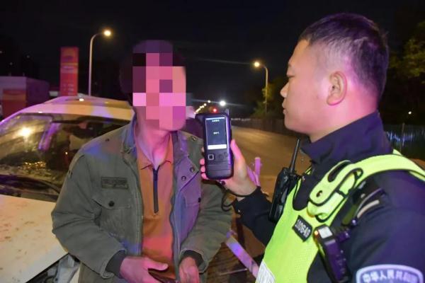 男子醉驾撞护栏，本想赖给朋友，被拆穿~