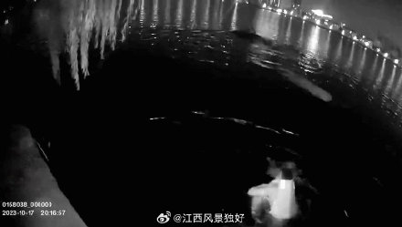 “救上来了！救上来了！”