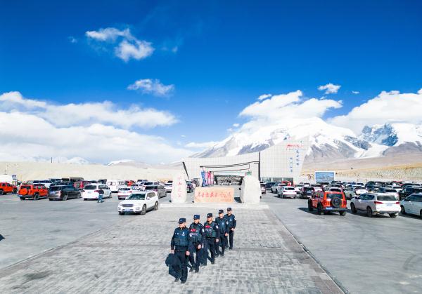 寻回丢失财物247件,收获锦旗27面,他们在冰峰雪岭间绘就平安画卷 寻回丢失财物247件,收获锦旗27面,他们在冰峰雪岭间绘就平安画卷