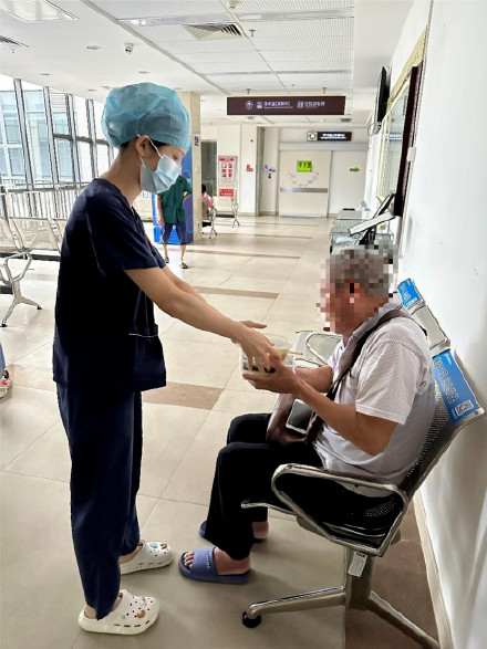 老人独自一人在ICU外守通宵，广州这位医生发了条朋友圈……网友看哭