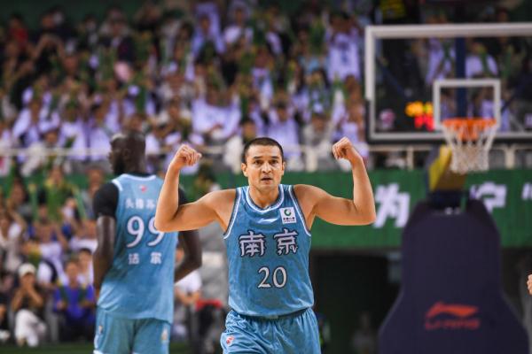 CBA常规赛 | 南京头排苏酒不敌深圳马可波罗