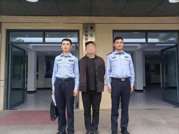 男子输钱后上演“自爆式”求助...网友：这把“同归于尽”局？