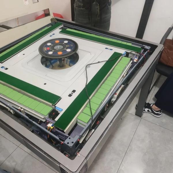 男子输钱后上演“自爆式”求助...网友：这把“同归于尽”局？