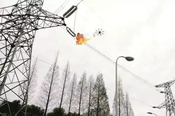 “天灯”变“祸根”！巨型孔明灯掉落街头起火燃烧