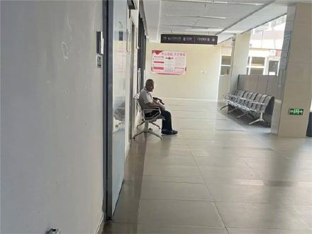 老人独自一人在ICU外守通宵，广州这位医生发了条朋友圈……网友看哭