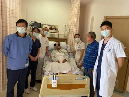 老人独自一人在ICU外守通宵，广州这位医生发了条朋友圈……网友看哭