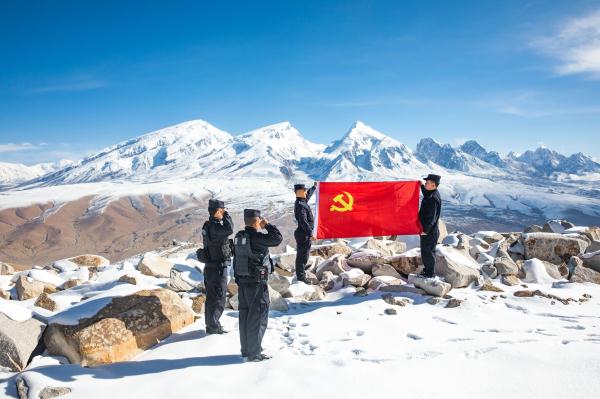 寻回丢失财物247件,收获锦旗27面,他们在冰峰雪岭间绘就平安画卷 寻回丢失财物247件,收获锦旗27面,他们在冰峰雪岭间绘就平安画卷