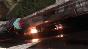 “天灯”变“祸根”！巨型孔明灯掉落街头起火燃烧