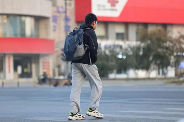 11月还30℃！行人穿出“四季混搭风”，不过河南天气明起要反转