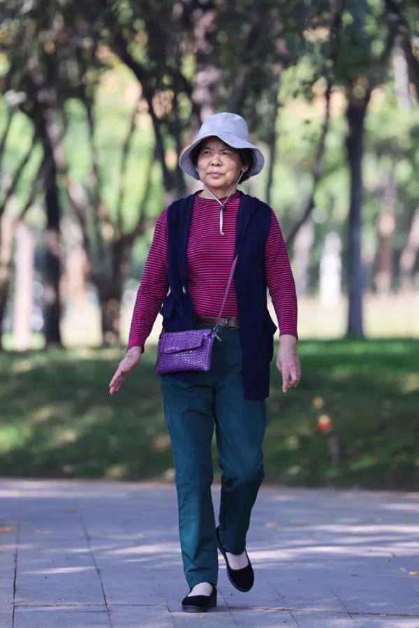11月还30℃！行人穿出“四季混搭风”，不过河南天气明起要反转