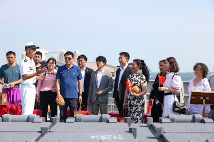 中国海军第44批护航编队抵达阿联酋访问